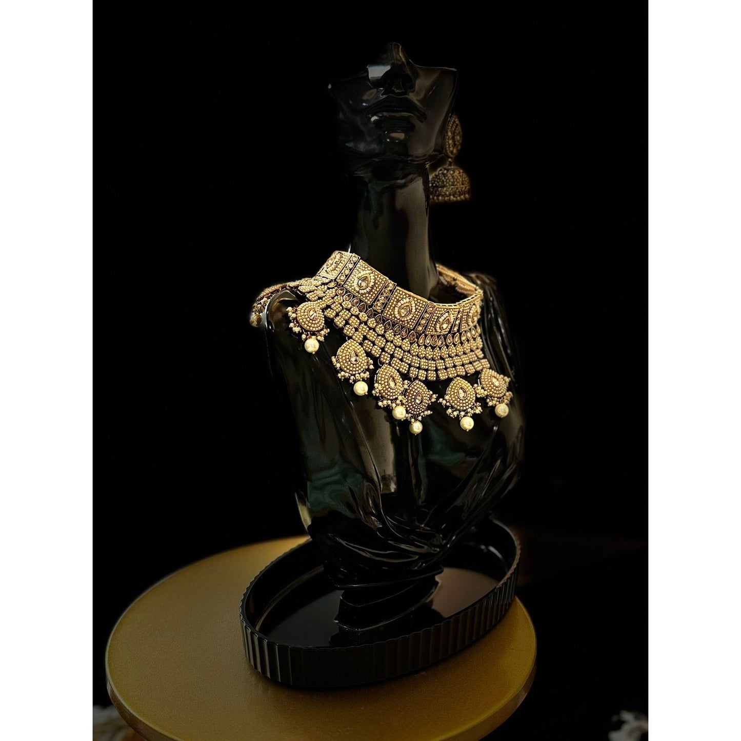 Golden Majesty: The Regal Choker Necklace Set